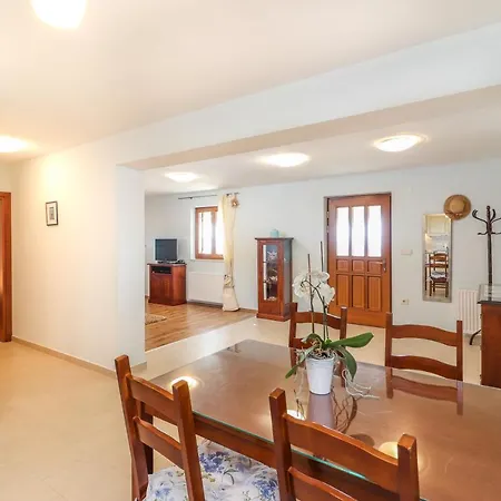 Maris Apartment *